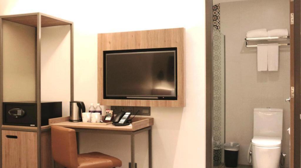 Aqueen Heritage Hotel Little India Singapore Bagian luar foto