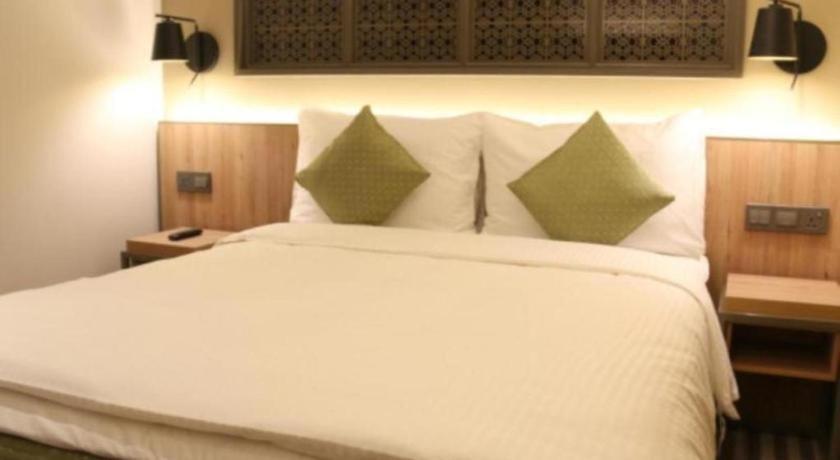 Aqueen Heritage Hotel Little India Singapore Bagian luar foto